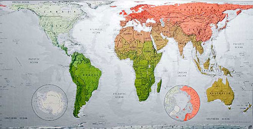 Carte du monde dans les teintes Pin Corail Or de Future Mapping Co..